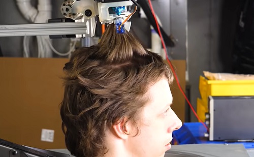 A robot már hajat is egészen jól vág