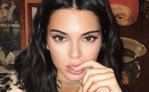 Kendall Jenner pucérra vetkőzött