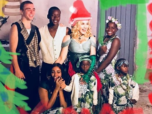 Madonna és a népes gyermeksereg
