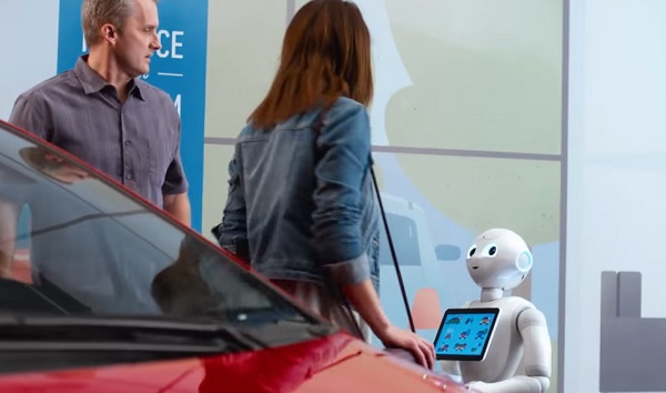 A Pepper robot képes fogadni ügyfeleket és tájékoztatni a mesterséges intelligencia segítségével