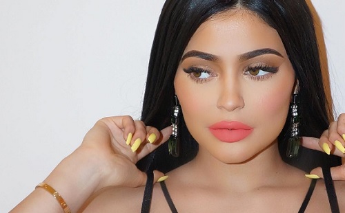 Kylie Jenner nem tervez eljegyzést, de megaházat épít