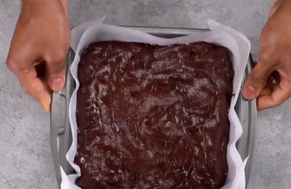 A brownie mixet keverjük össze csokoládé chipsszel és süssük ki
