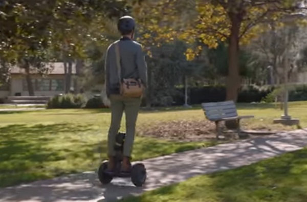 Az utcán átlagosnak tűnik a légdeszka, avagy hoverboard