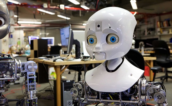 A kommunik&aacute;l&oacute; robotok a sz&uuml;lő-csecsemő interakci&oacute;t mint&aacute;zz&aacute;k