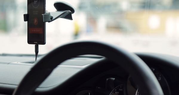 A mesterséges intelligenciával működő okostelefon képes vezetni az autót