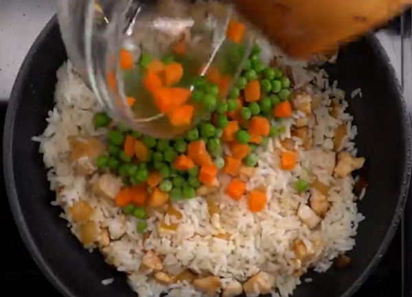 A sült rizshez, húshoz és hagymához adjuk hozzá a zöldségeket