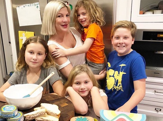 Tori Spelling a gyerekekkel - valóban ő hívott segítséget?