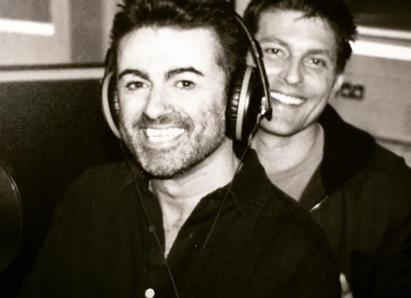 Kenny Goss (jobbra) le akarta szoktatni a drogról George Michaelt