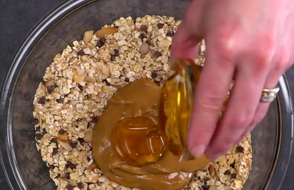 Az ízletes granola szeletet könnyű összeállítani
