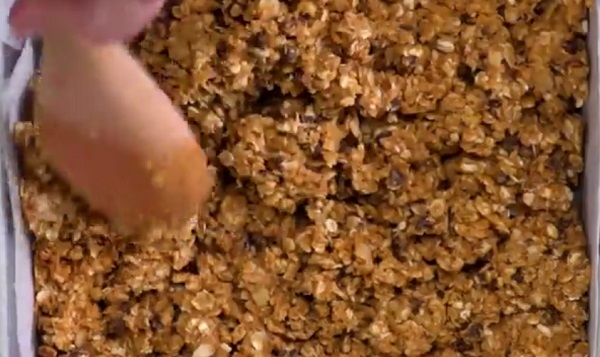 Nyomkodjuk a tepsibe jól a granolaszelet-alapot