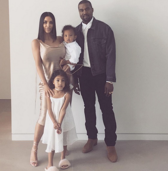 Kim Kardashian férjével, Kanye Westtel és kisgyermekeikkel