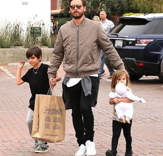 Kourtney Kardashian volt férje, Scott Disick az idősebb gyerekeikkel