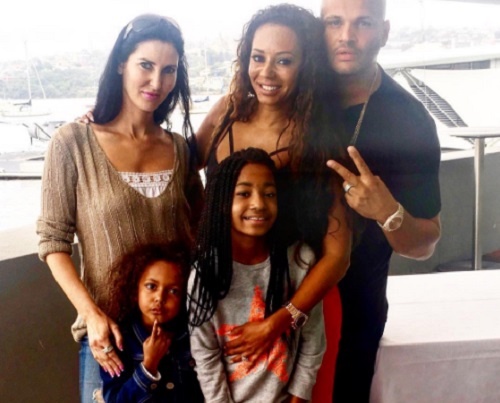 Régi családi kép: Mel B (középen) férjével és kislányaival (lent)