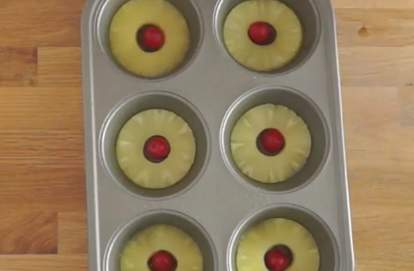 Fordított süti: először a teteje kerül a muffinformába