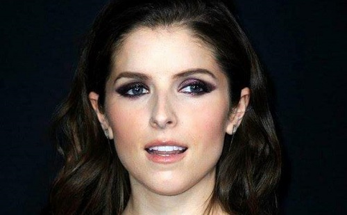 Anna Kendrick nem dobja le a textilt