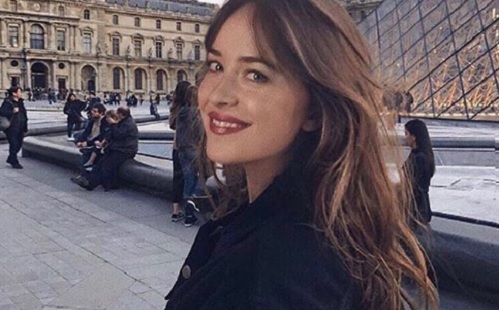 Dakota Johnson és Chris Martin járnak