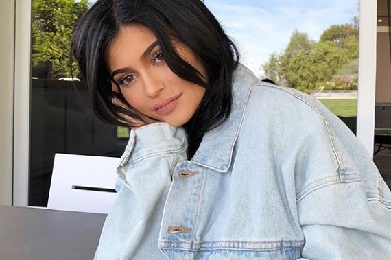 Kylie Jenner csak bő ruhákban pózol vagy hasát eltakarva