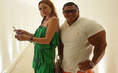 Lindsay Lohan egy koreai izomkolosszussal jár