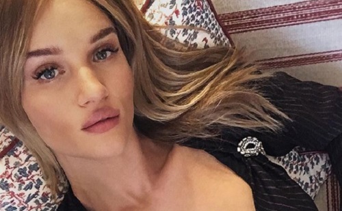 Rosie Huntington-Whiteley megmutatta a fiát