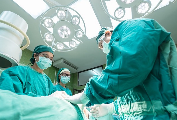 A hasplasztika műtét során több vágásra is szükség van