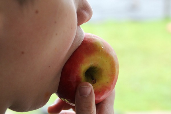 A fogszuvasodás megelőzéséhez fontos, milyen ételt talál a gyerek az iskola környékén