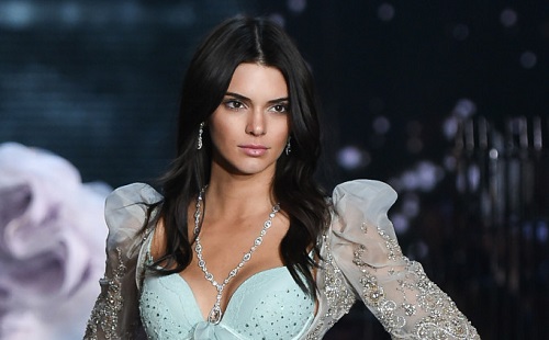 Kendall Jenner kiakadt apjára