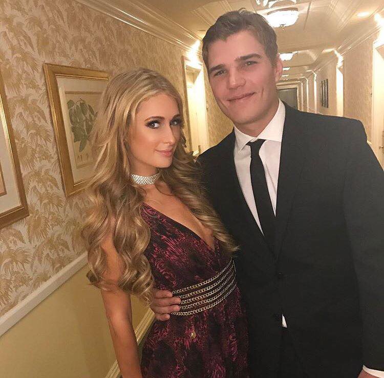 Paris Hilton kedvesével