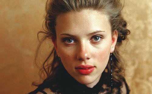 Scarlett Johansson bepasizott?