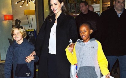 Hoppá: Anyja látni akarja Angelina Jolie adoptált lányát