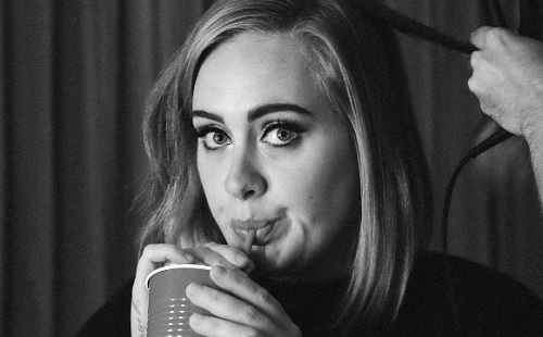 Adele megerősítette házasságát?