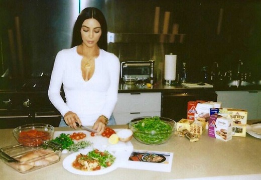Kim Kardashian átgondolta életét - több időt tölt otthon is