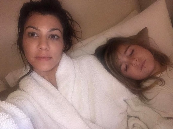 Kourtney Kardashian és Penelope, szájpiercinggel
