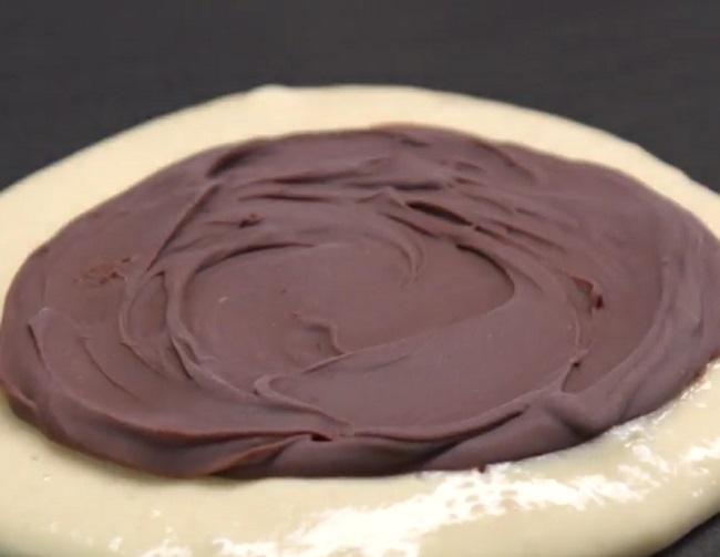 A hűtött csokikrémet sütés közben helyezzük a palacsinta tésztára