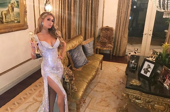 Paris Hilton besöpörte az Év Illata díjat Gold Rush parfümjével