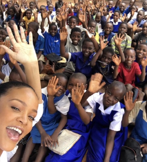 Rihanna maga is díjat kapott humanitárius munkájáért