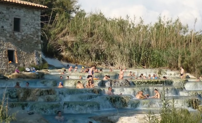 Mintha tervezők alkották volna a Saturnia fürdő medencéit