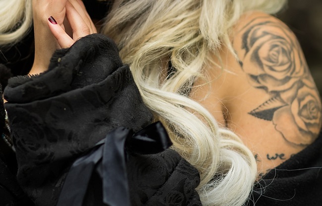 Plasztikai sebészeten, lézerfénnyel el lehet távolítani a tetoválást