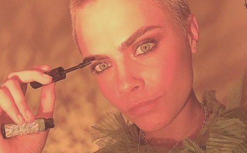 Cara Delevingne felszabadult a kopasz fejtől