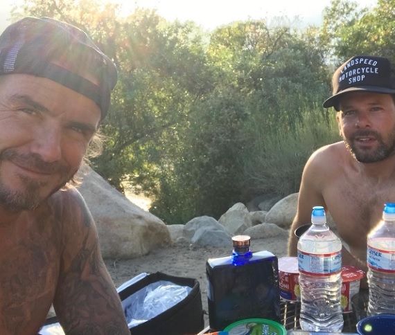 David Beckham motoros barátjával lazít