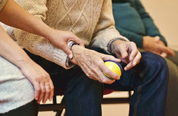 A Parkinson-kórosoknál az éneklés is segít az izmok dolgoztatásában