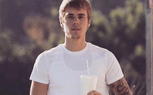 Justin Bieber fehér pólókat árul