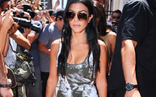 Saint-Tropezben nyaral a mégsem facér Kourtney Kardashian