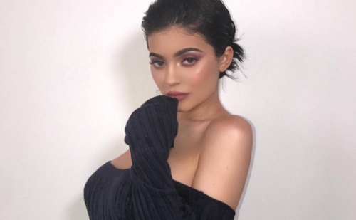 Pucér fotókkal fenyegetőzött Kylie Jenner rosszakarója