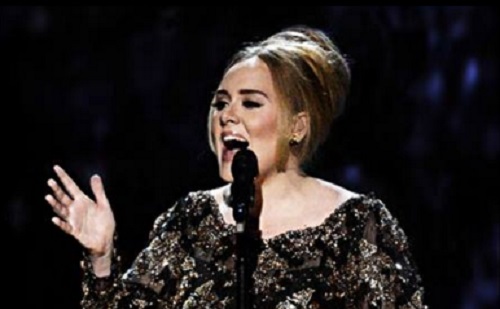 Adele egy dobozban bújt el
