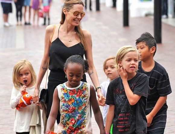 Angelina Jolie a gyerekekkel - előtérben a lányok