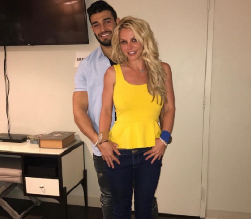 Britney Spears jelenleg Sam Ashgarival jár