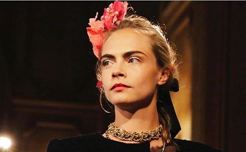 Cara Delevingne kopaszra borotválja haját