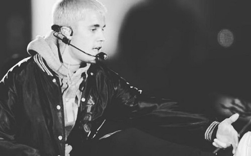 Justin Bieber egy idős nővel táncolt félmeztelenül!