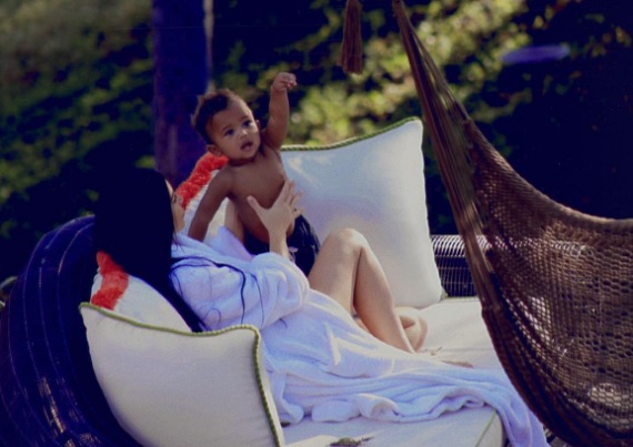 Kim Kardashian a kisfiával játszik - nem lehet több gyermeke?