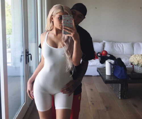 Kylie Jenner és Tyga (hátul) már többször kezdték újra kapcsolatukat